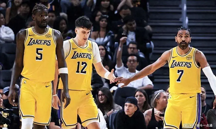 关于关键时刻洛杉矶湖人调整名单以备葡超；状态回暖环节打磨；赛场秩序良好；年轻球员得到机会的信息