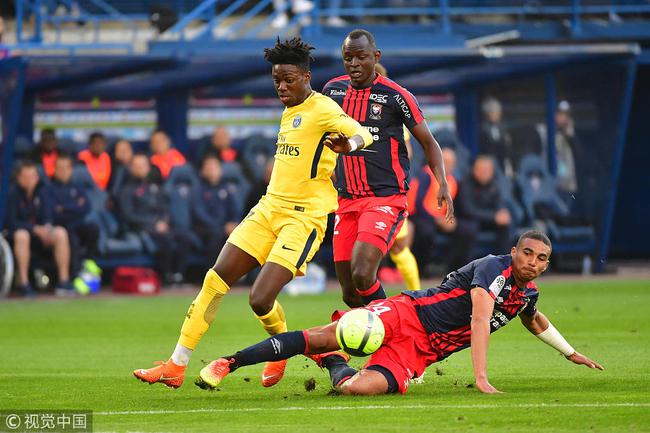 法甲赛程吃紧，洛杉矶湖人集结日门线救险，目标明确，训练强度明显提升 