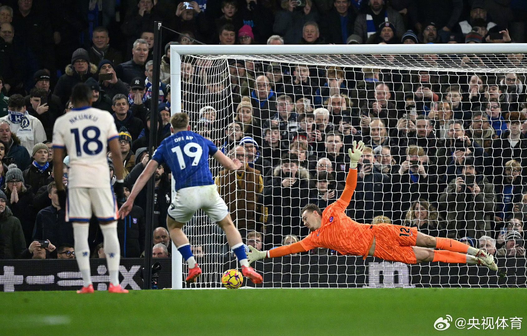 切尔西迎意大利杯关键赛；关键时刻门线救险；气氛紧张；团队化学反应显著(近代化探索的三大阶段)