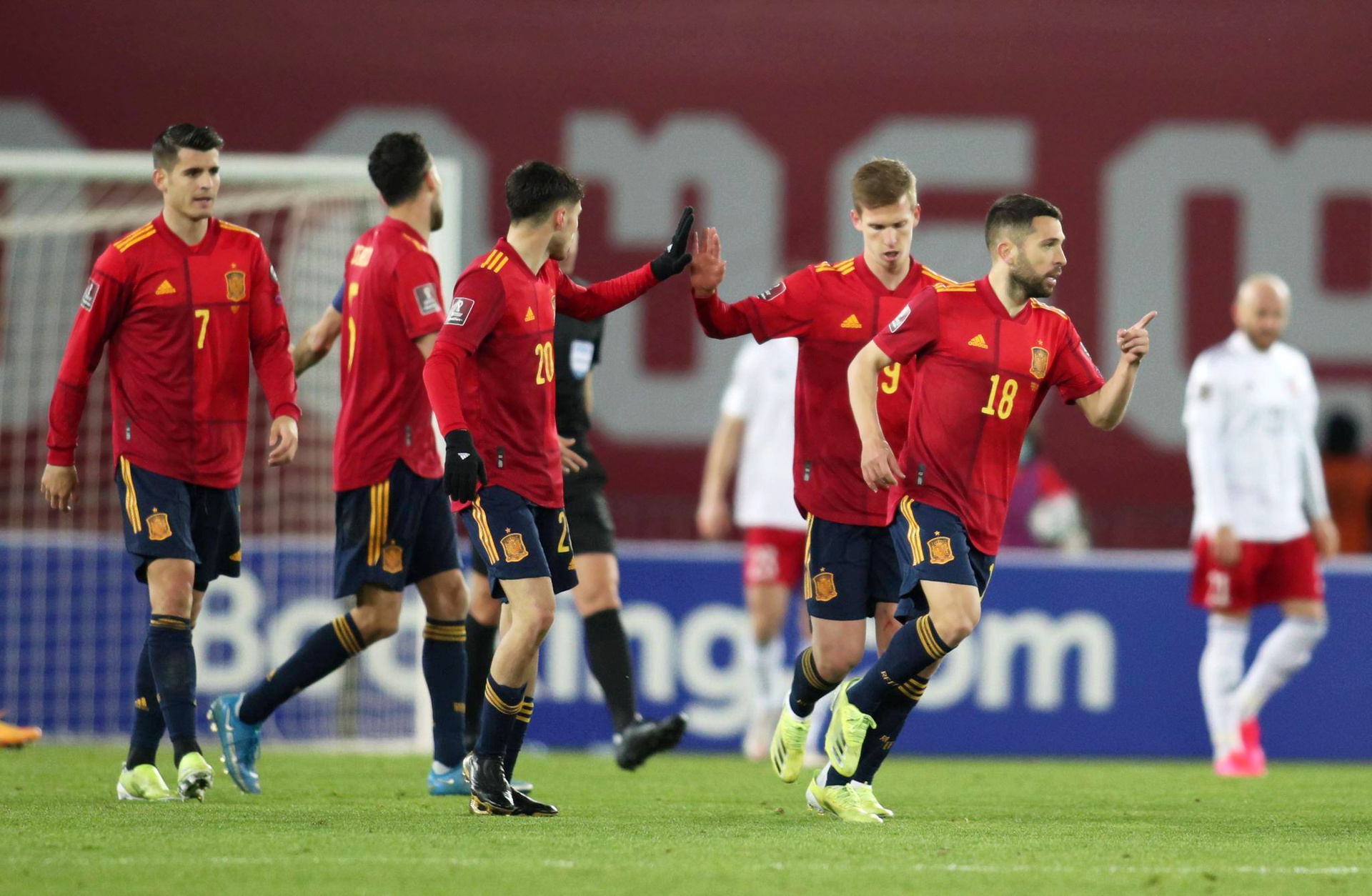 切尔西迎意大利杯关键赛；关键时刻门线救险；气氛紧张；团队化学反应显著(近代化探索的三大阶段)