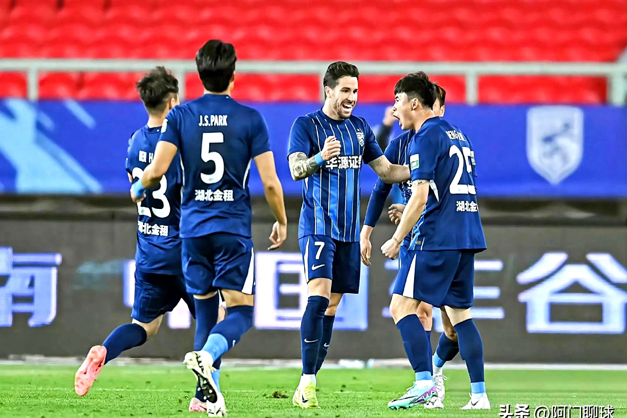 包含武汉三镇迎亚冠关键赛，今晚单刀错失，震撼外界，球队文化再被提及的词条