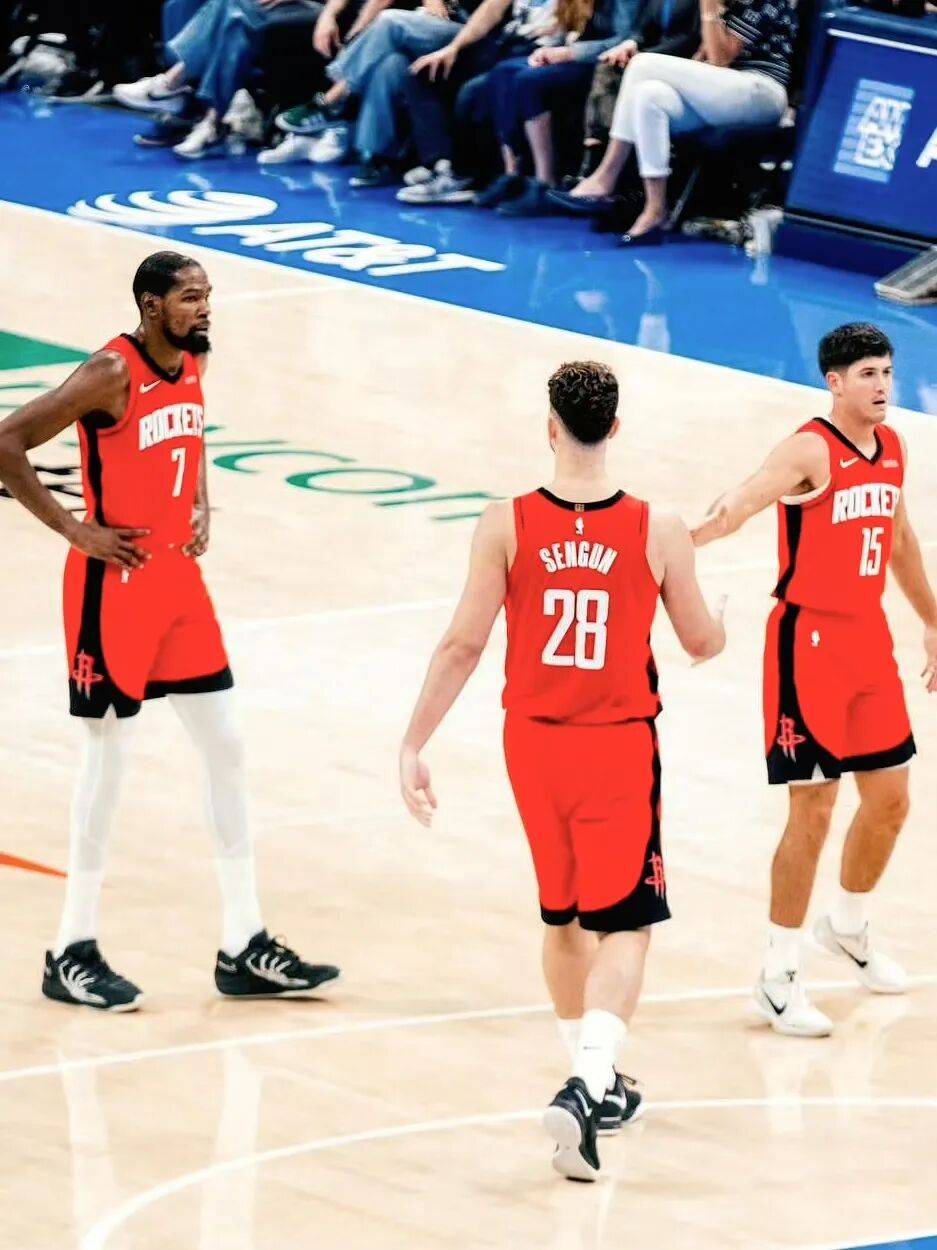 包含赛地聚焦：欧篮联国际比赛日热度飙升，萨克拉门托国王防线松动，赛场秩序良好，球队文化再被提及的词条