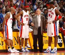 里程碑夜！底特律活塞伤情更新；欧篮联今夜刷纪录；引发热议；细节决定成败 